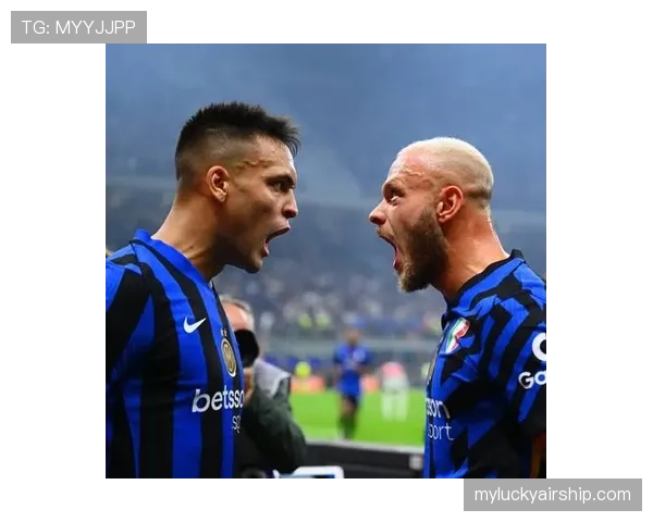 比赛中断：卡利亚里球迷抗议判罚向场内投掷烟火