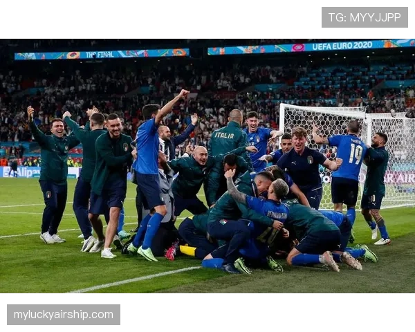 特写：弗罗西诺内门将扑出点球后，看台上主队球迷的疯狂庆祝